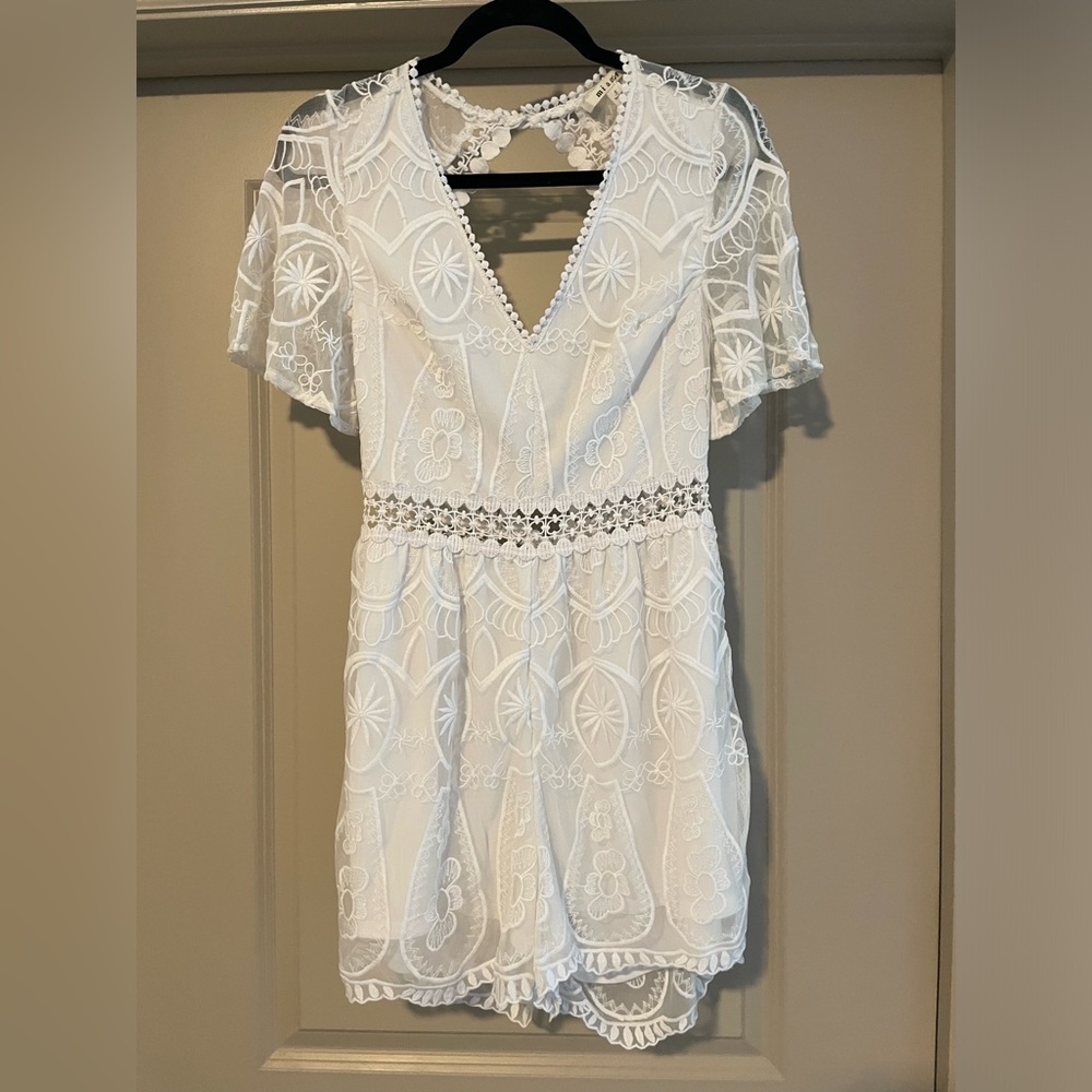 miami White Lace Short Sleeve V-Neck Romper w Crochet Waist & Open Back Size S